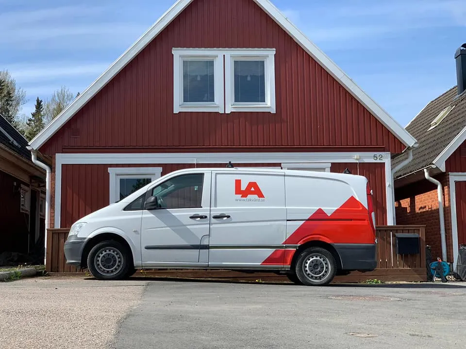 LA Takvård Jönköping - Företagsbil för taktvätt och takmålning