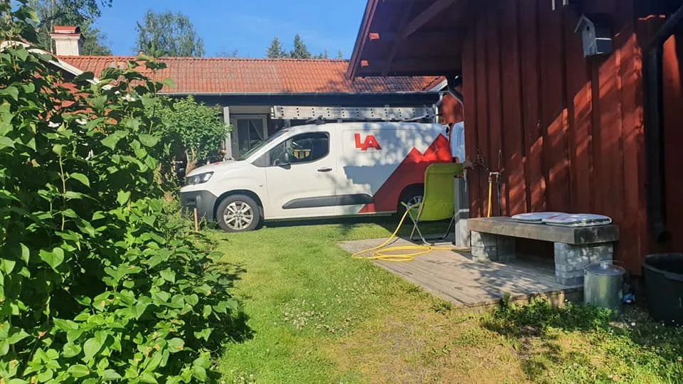 Professionell utrustning för taktvätt och mossbekämpning